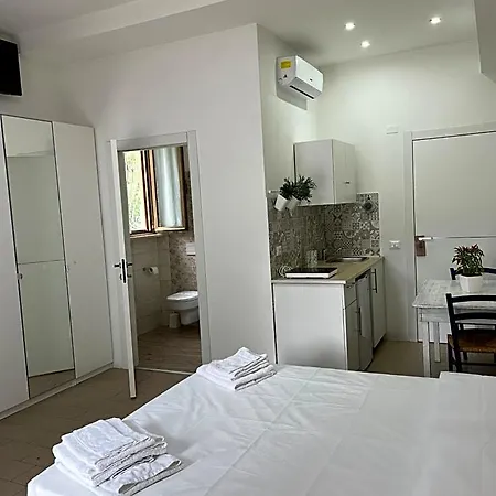 Bed & Breakfast Monolocali Santa Maria Apparente 4*